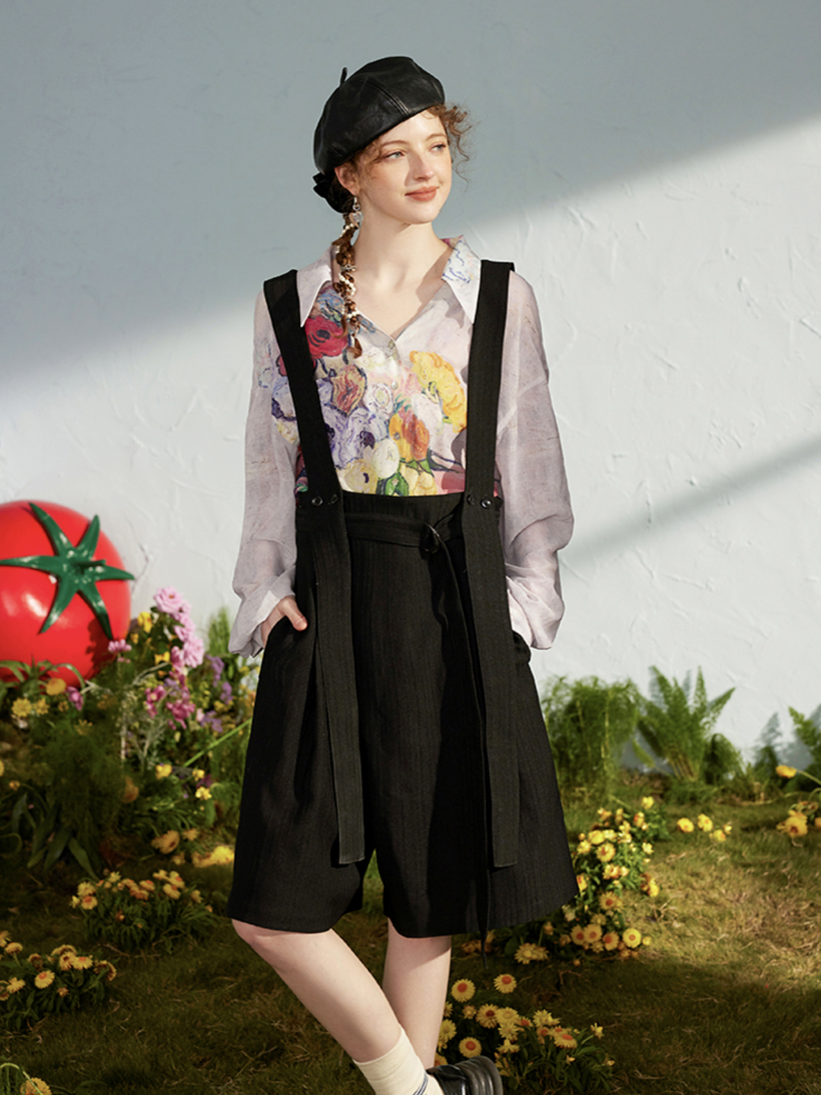 バラとアネモネのある日本の花瓶ブラウス