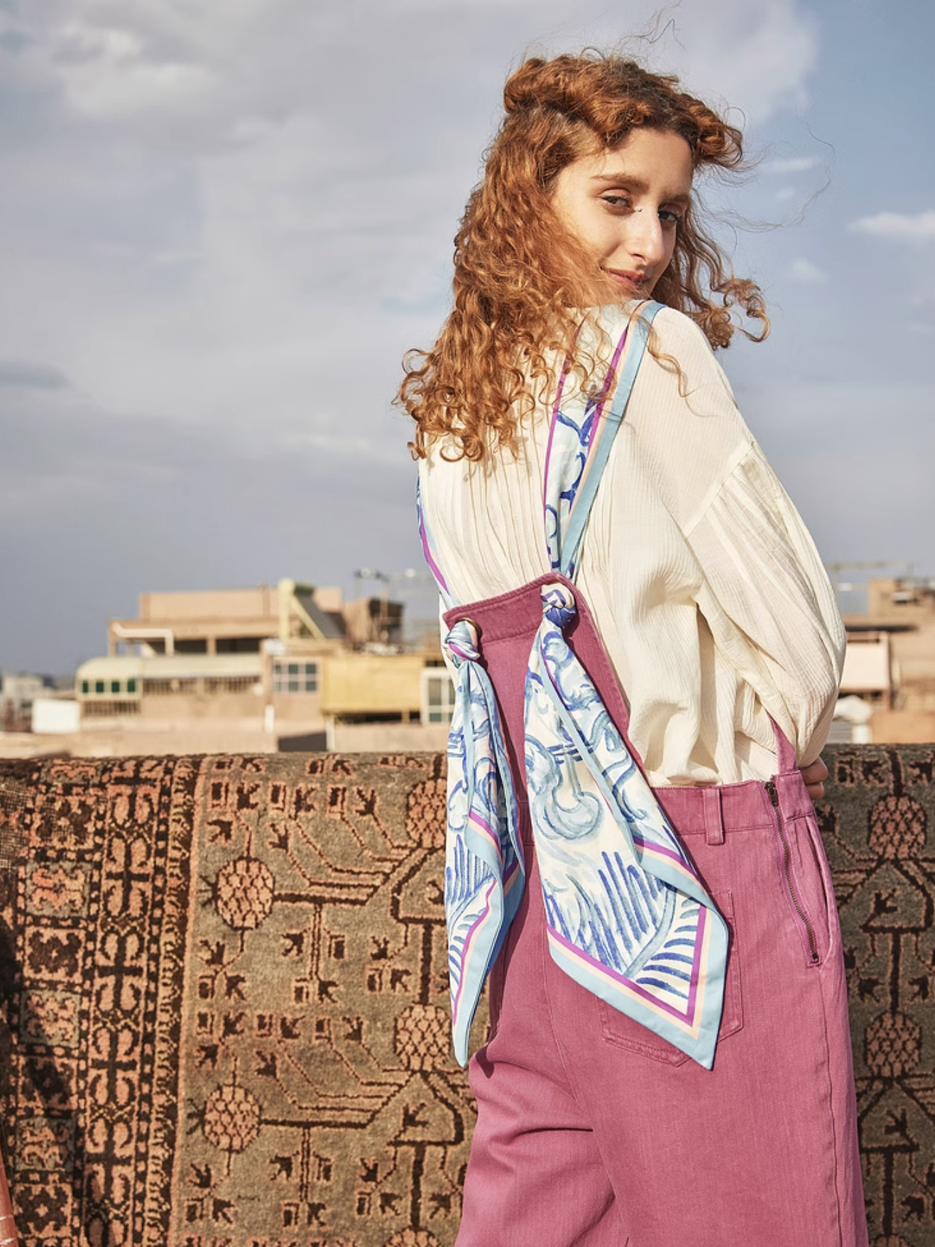 家々のある風景のカジュアルサロペットパンツ