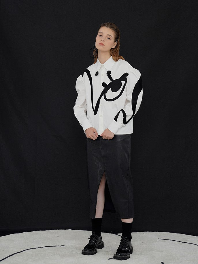 黒い眼の刺繍ブラウス