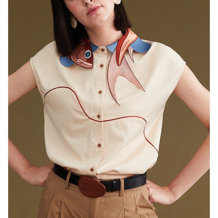 赤錦鯉の刺繍襟ブラウス