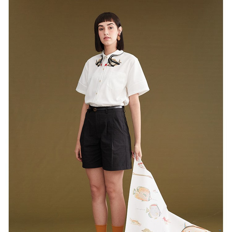 接吻魚の刺繍襟ブラウス