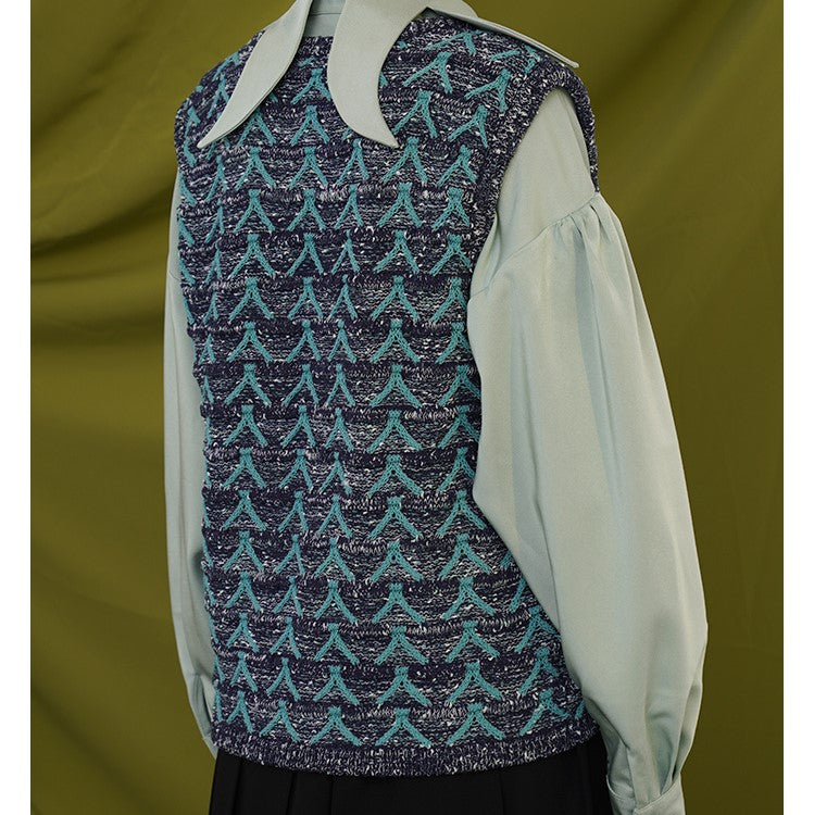 文様刺繍のニットベスト