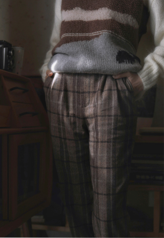 山の牧草地と子羊たちのモヘアセーター