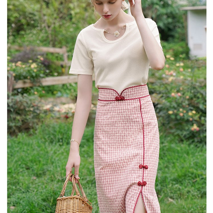 薔薇飾りトップスと格子縞チャイナスカート