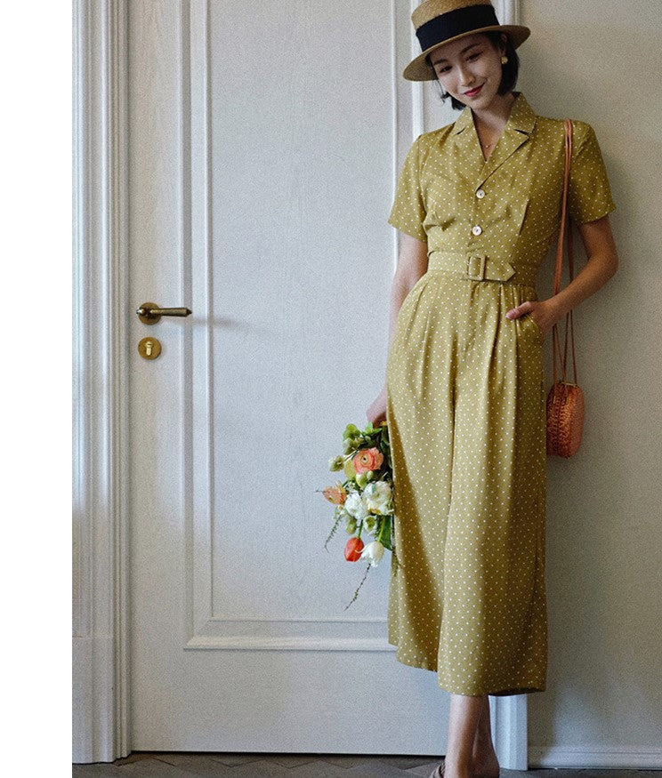 若き婦人の水玉レトロジャンプスーツ