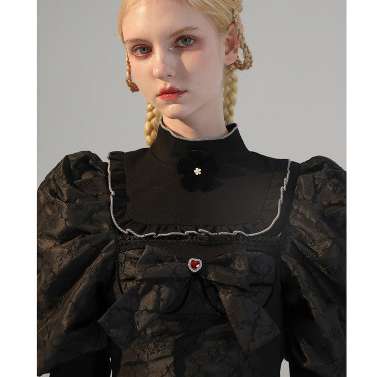 華麗なる結びに微笑むトップス