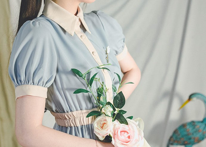 蝶ネクタイと白花のヴィンテージブローチ