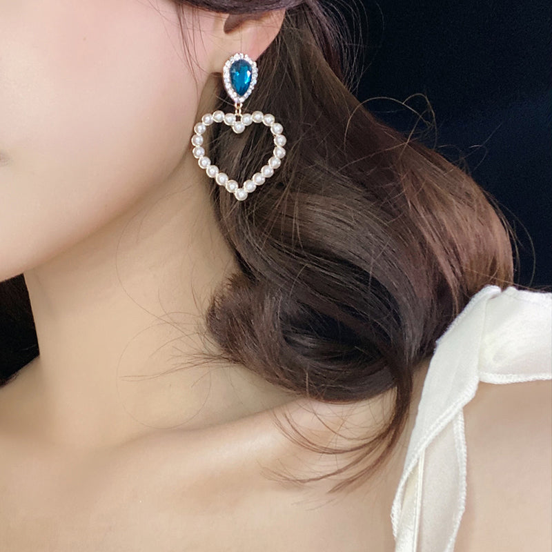 瑠璃紺と愛の耳飾り