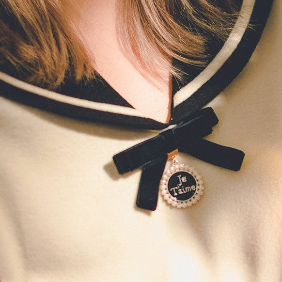 舞踏会に着飾るベルベットブローチ