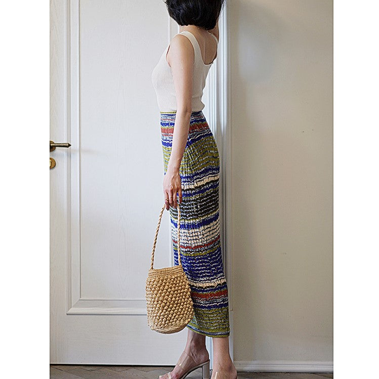 閑暇な淑女のニットキャミソールとタンクトップ