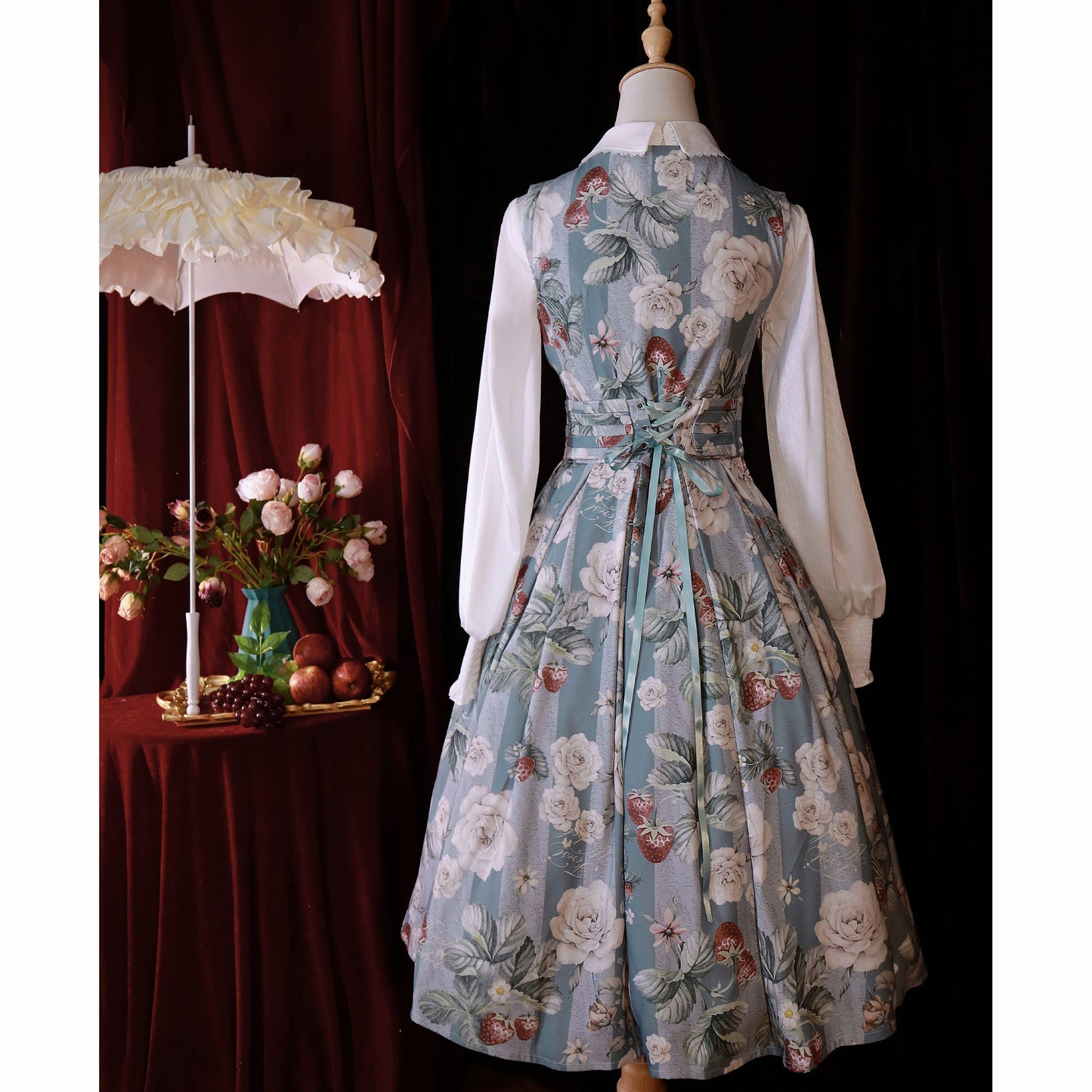 白薔薇と苺の水彩画ジャンパースカートとハイネックリボンブラウス