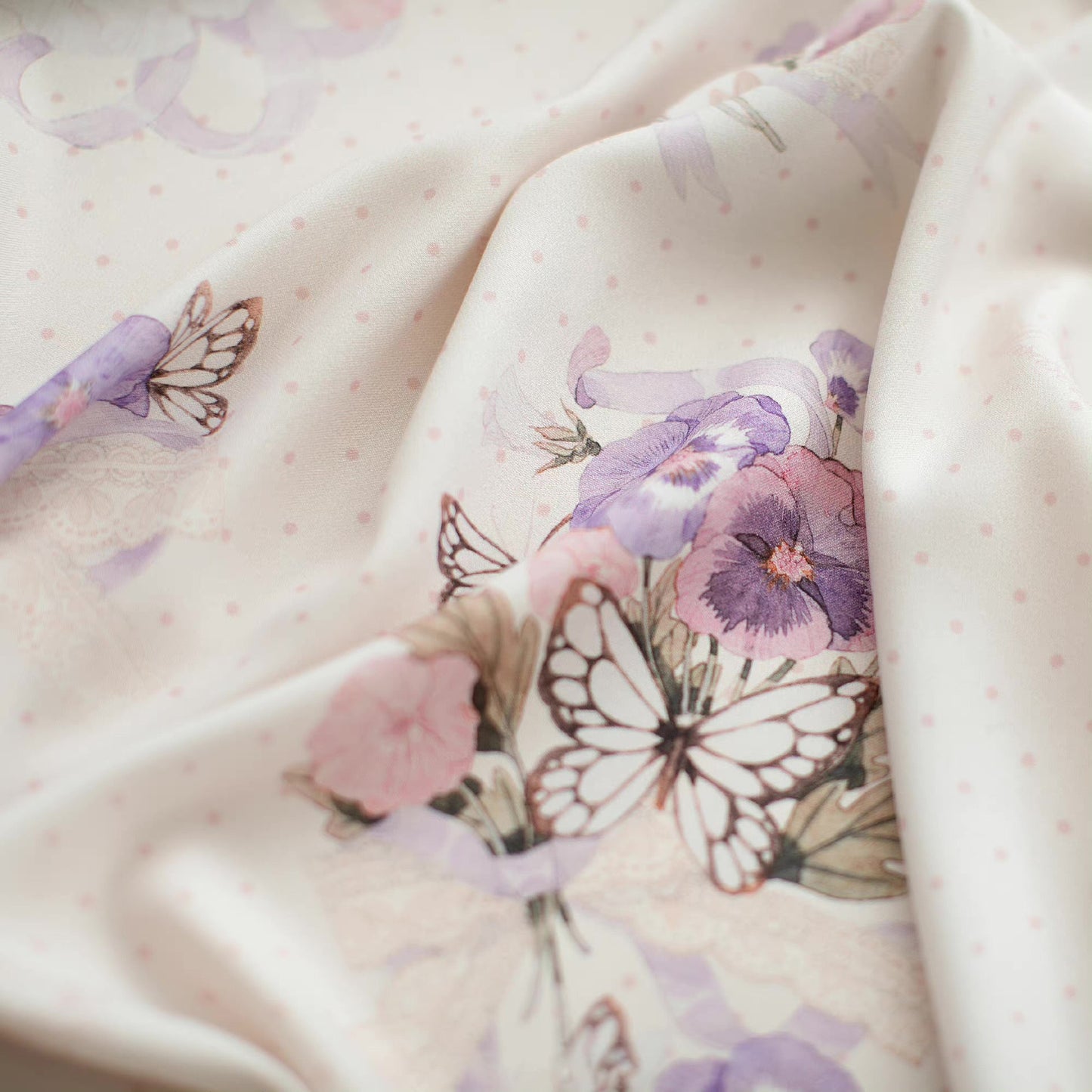 藤紫の花と白蝶ワンピースとジャンパースカート