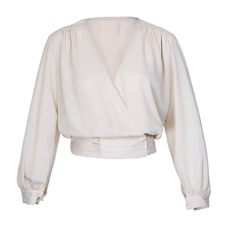 伯爵夫人のパールバックルブラウス