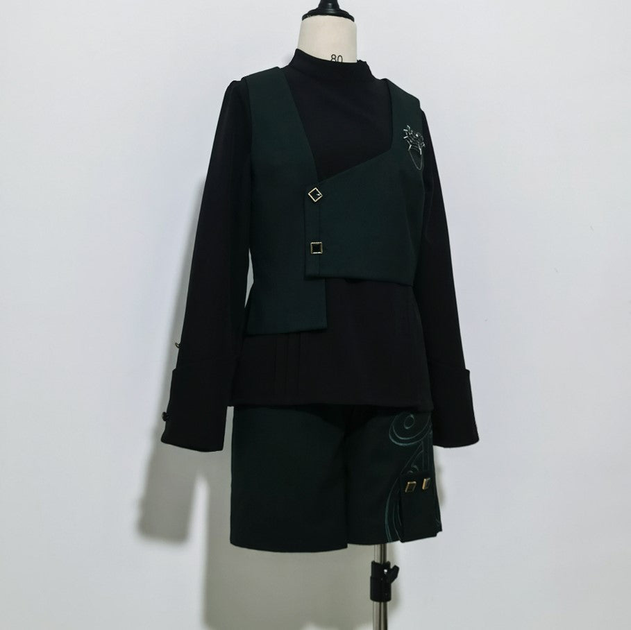 英国騎士のアシンメトリーベストと装飾ハーフパンツ