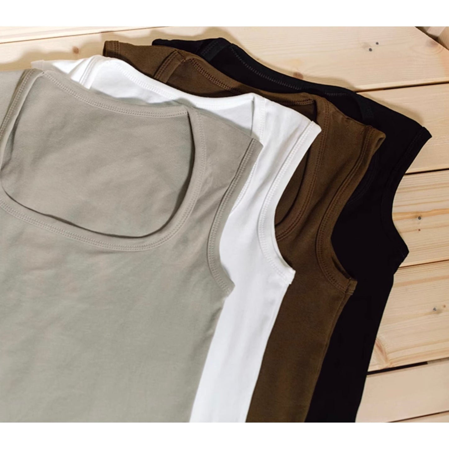 星明りの夜に誘われるスリムタンクトップ