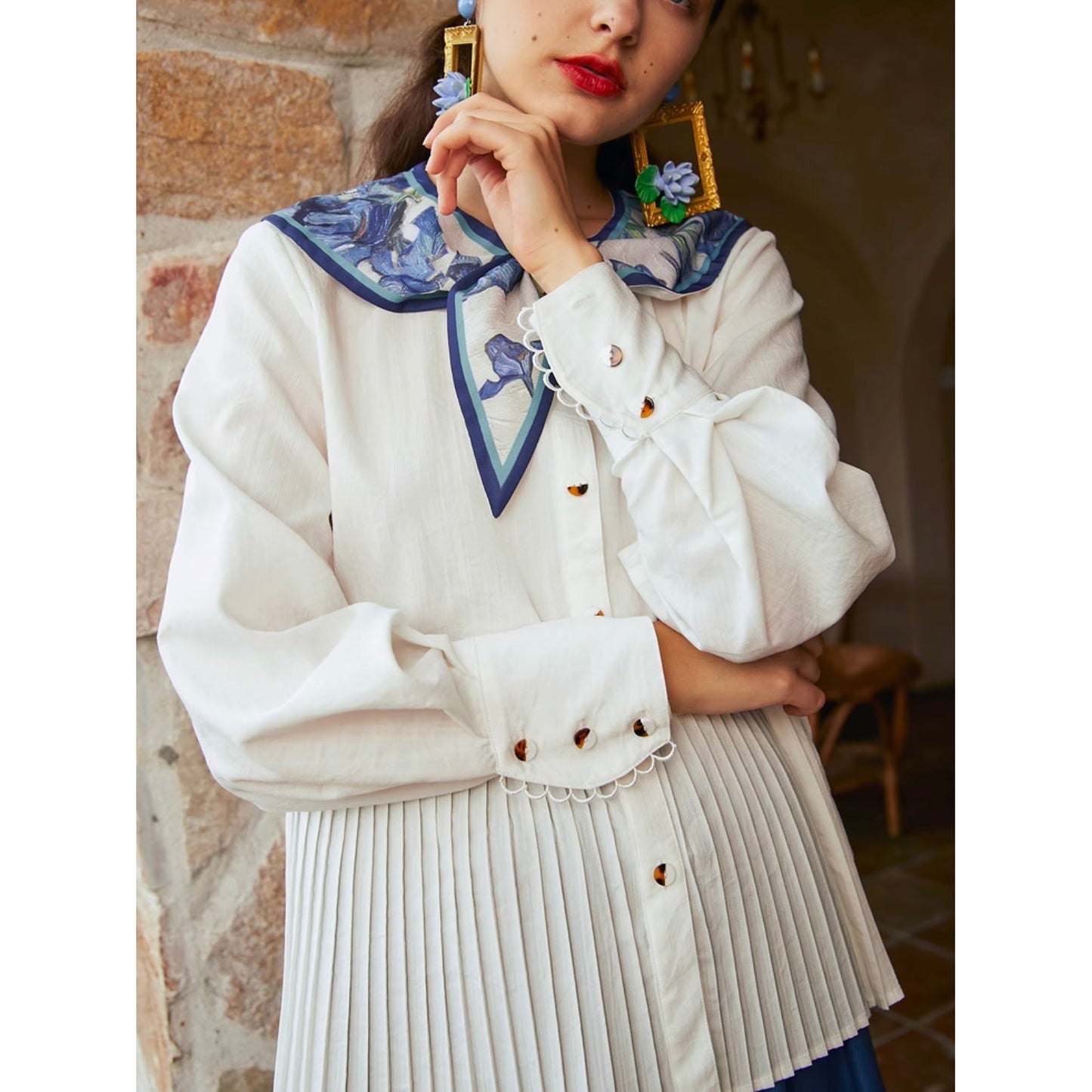 花瓶の向日葵とアイリスとカラスのいる麦畑のプリーツスカーフブラウス