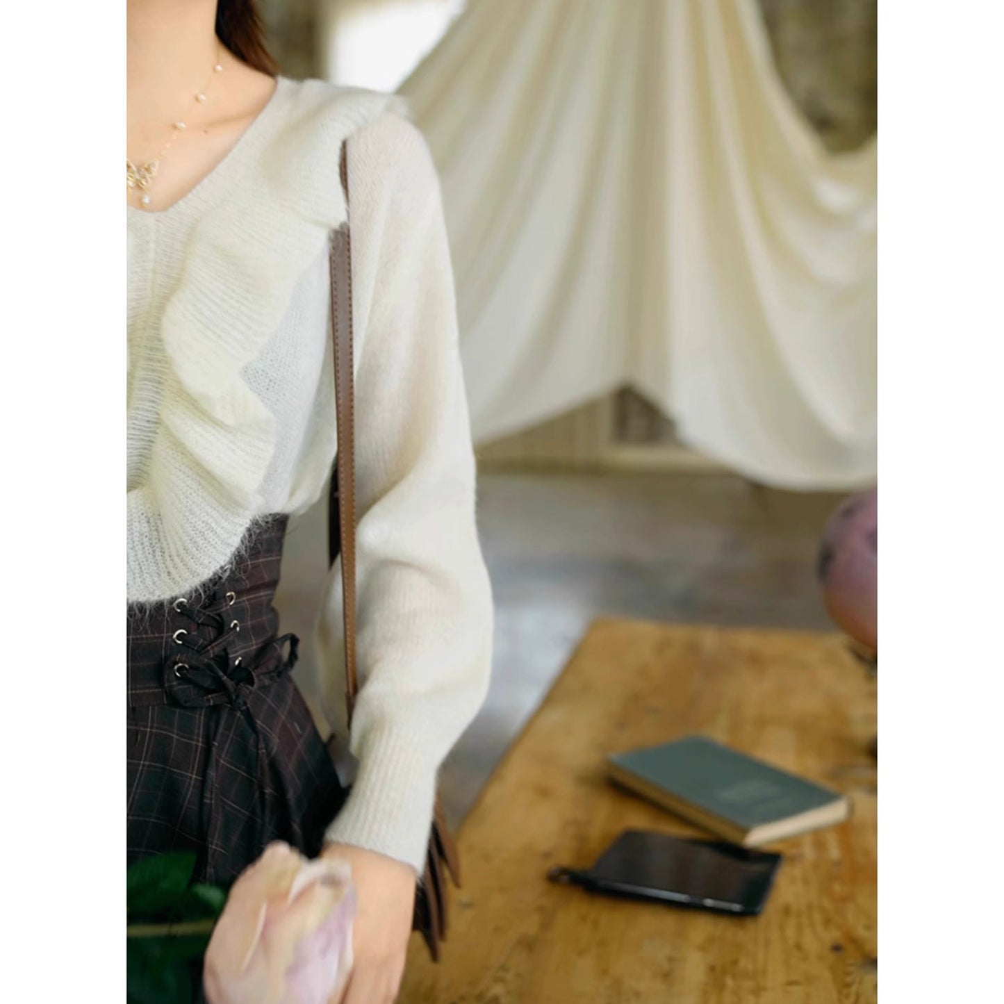 純白の月に誓うモヘアウールニット