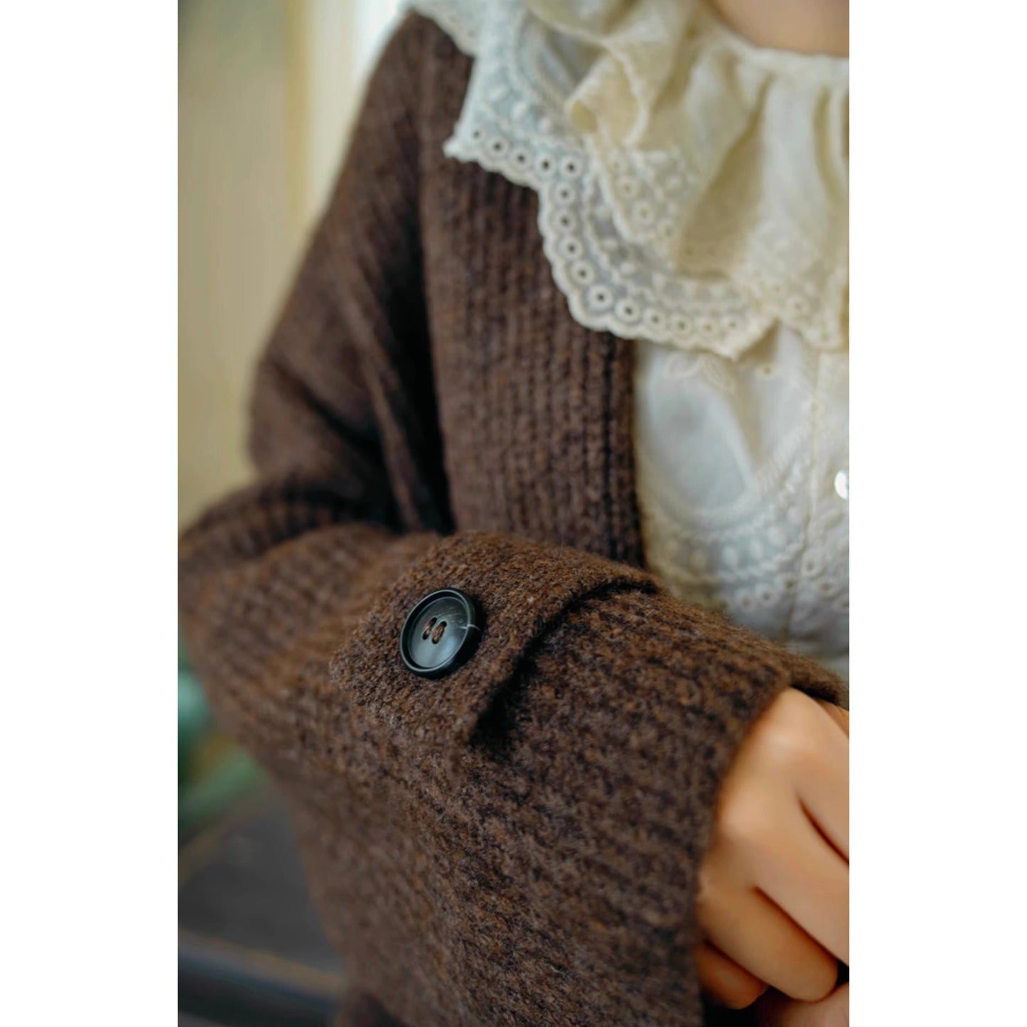 焦茶色のお嬢様のカーディガンジャケット