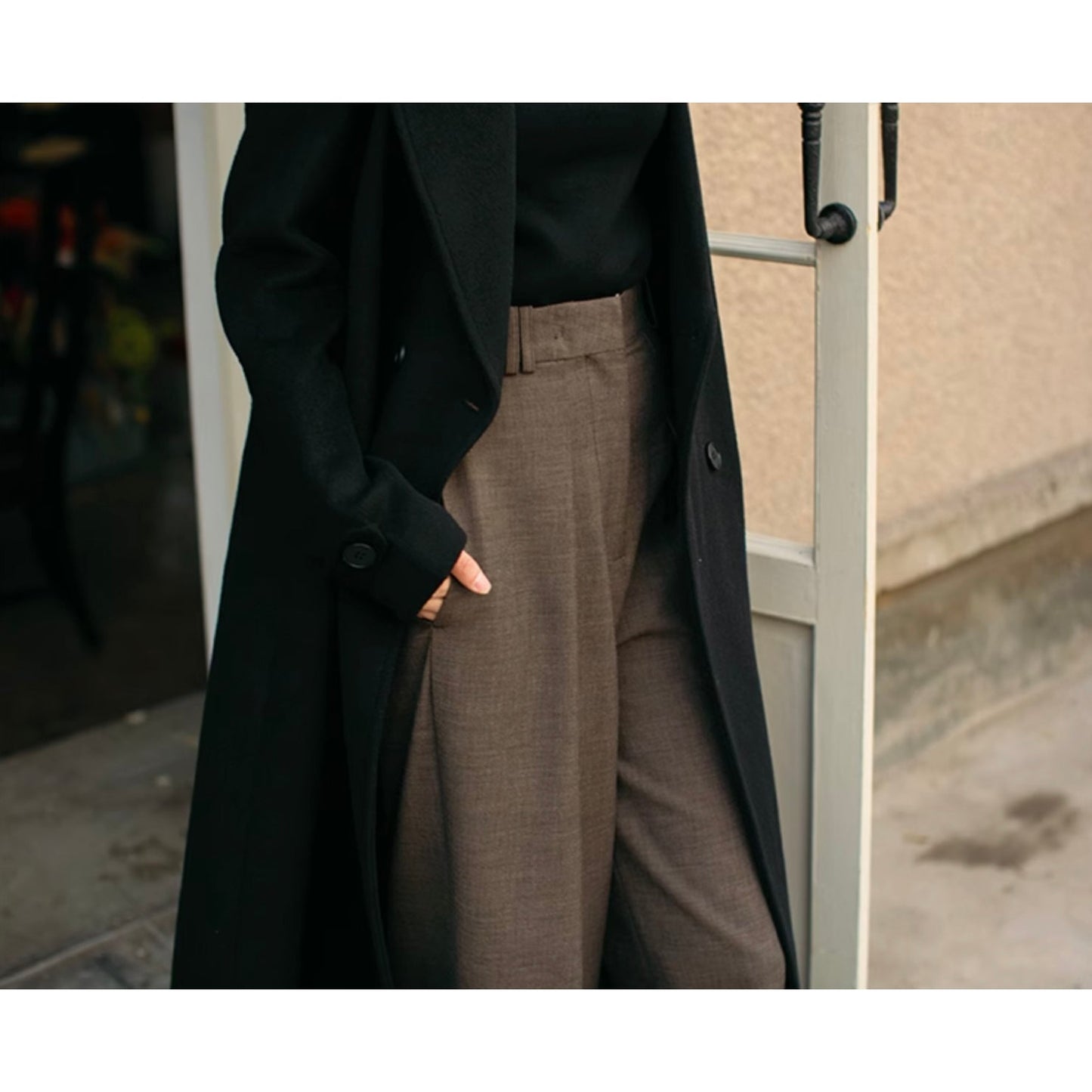 黒の貴婦人のクラシカルウールコート