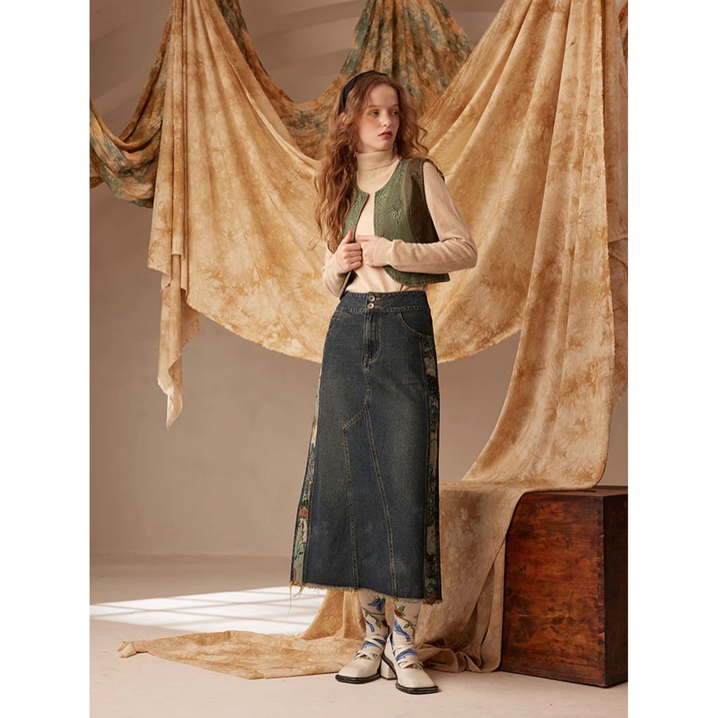 オーヴェルの教会と馬の石膏像のデニムスカート