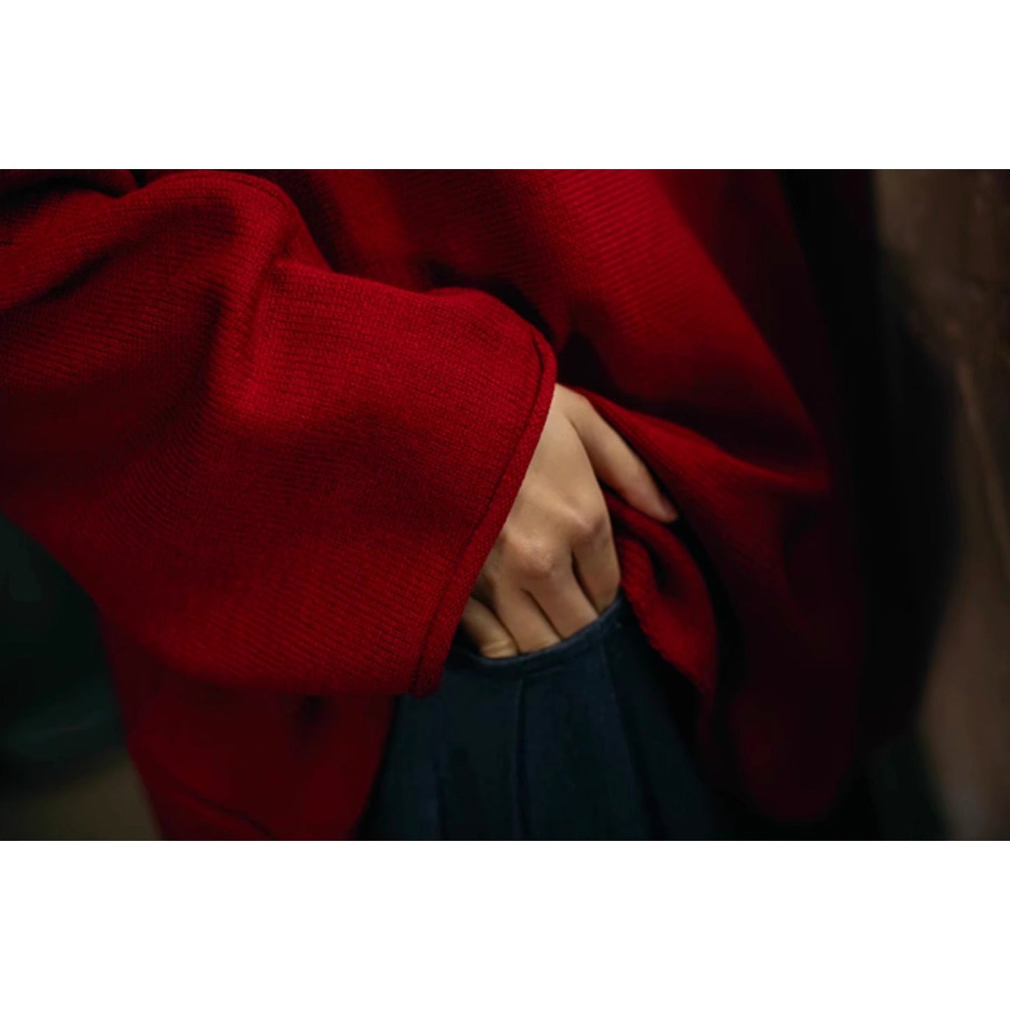 深紅の薔薇色ニットセーター