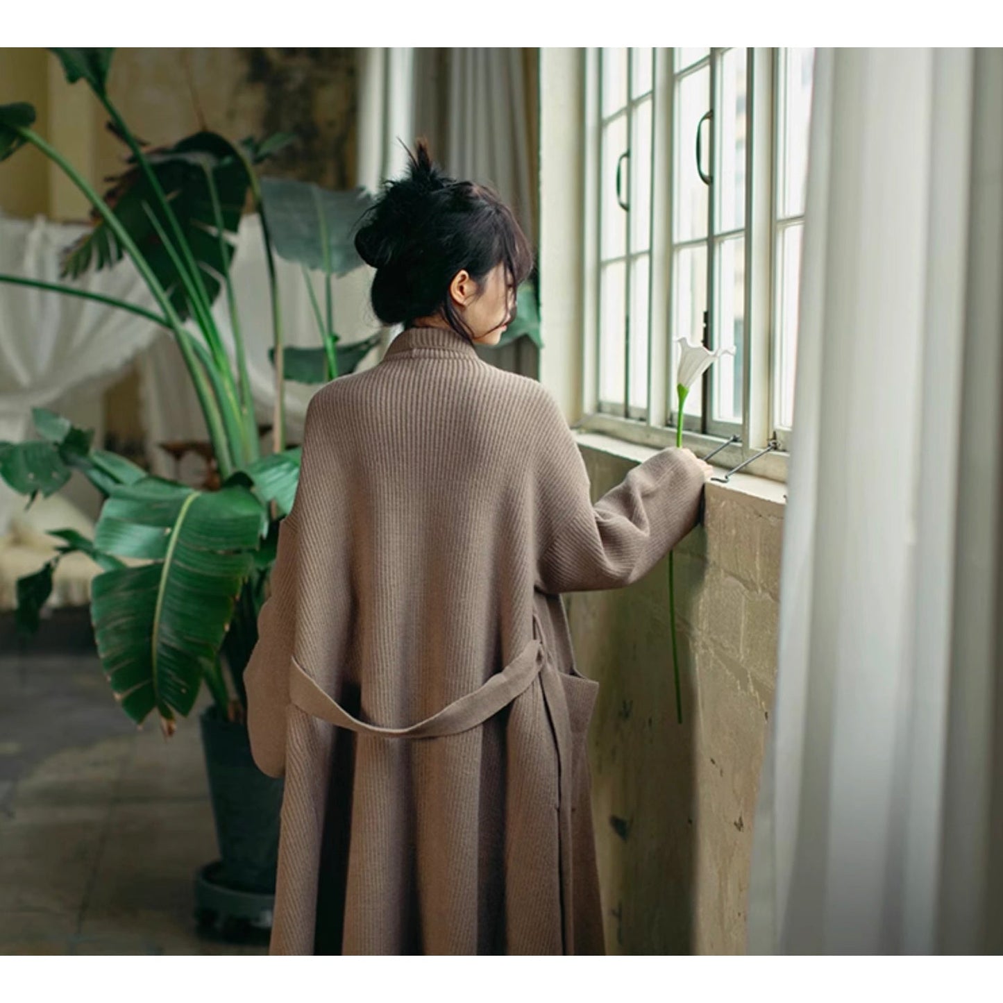 雨に煙る鈍色のニットロングコート