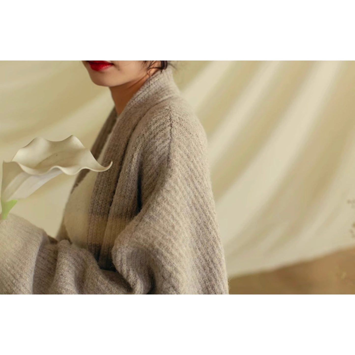 白茶色のお嬢様のカーディガンジャケット