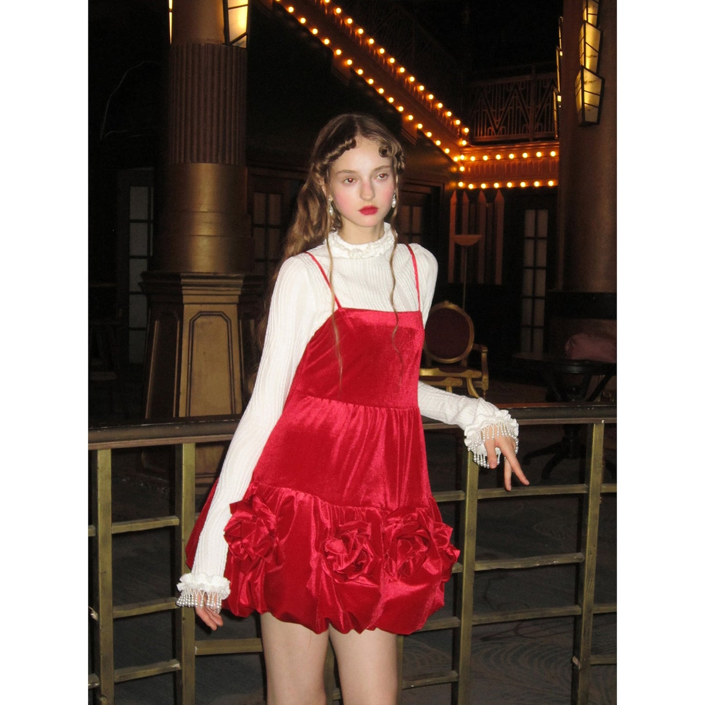 洋紅のお嬢様のストラップワンピースとハイネックトップス