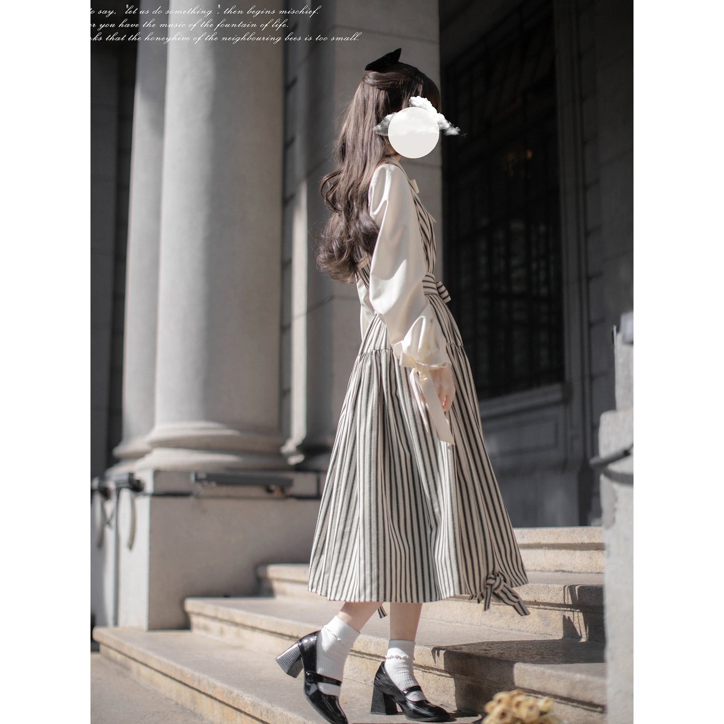 黒白のお嬢様のレトロジャンパースカートとブラウス