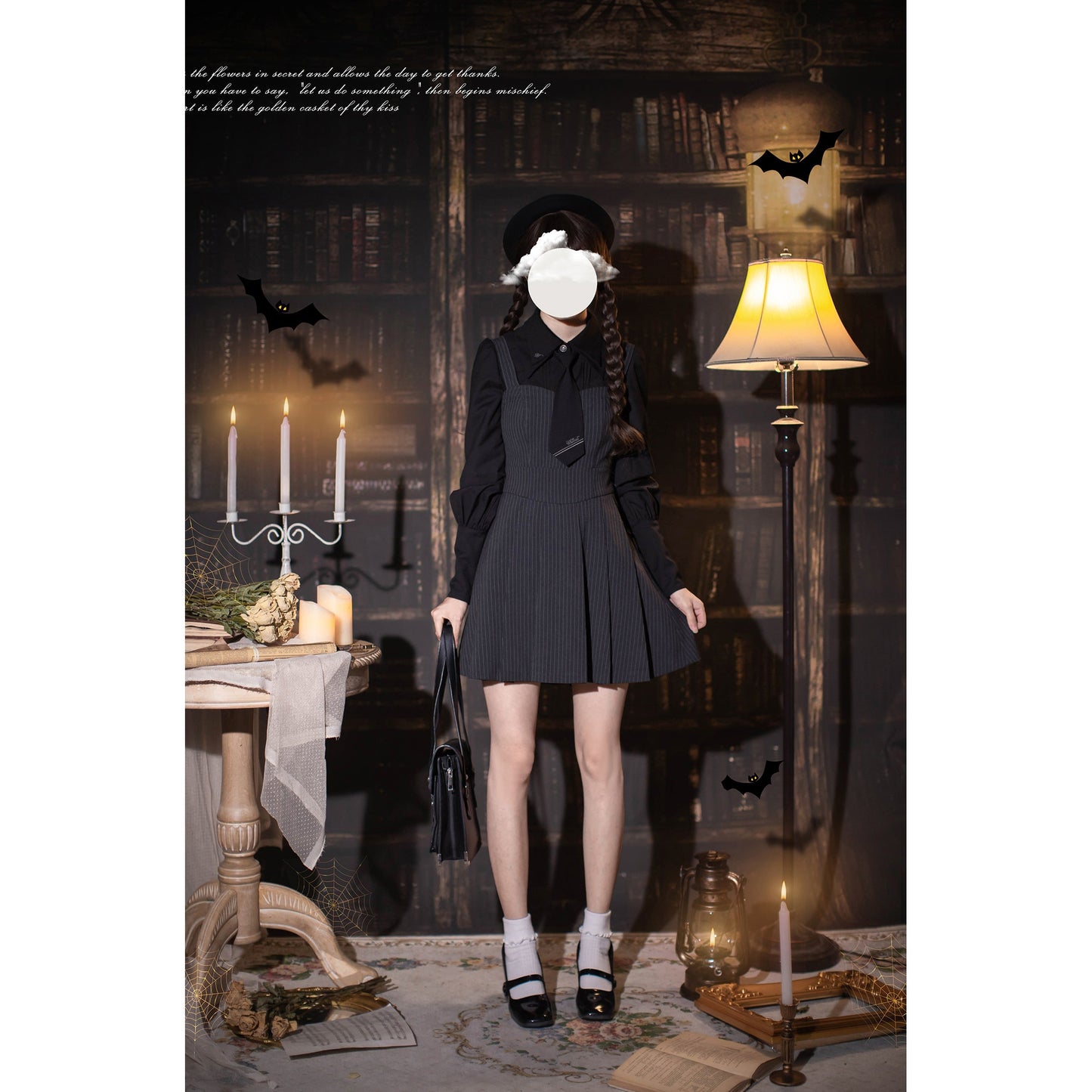 黒のお嬢様の文学ショートジャケットとストラップワンピースとブラウス