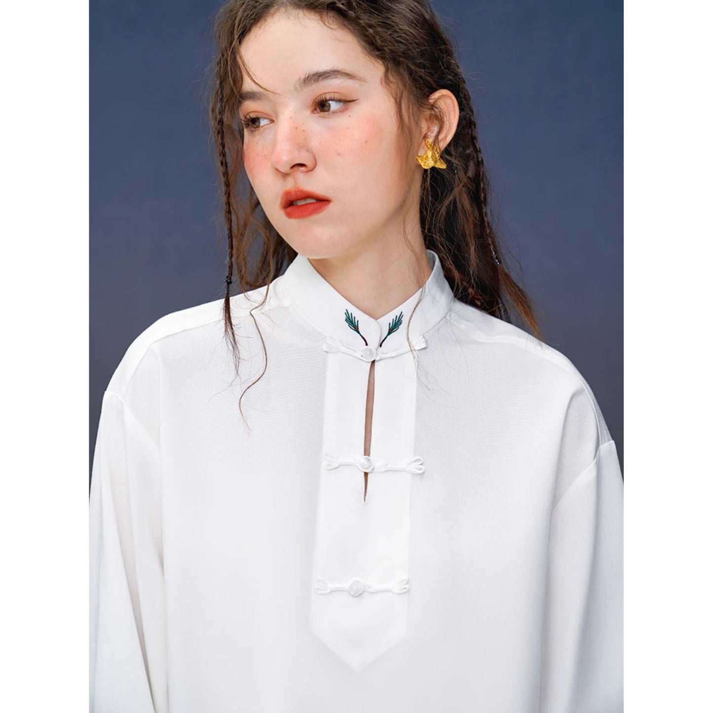 松の梢の刺繍チャイナブラウス