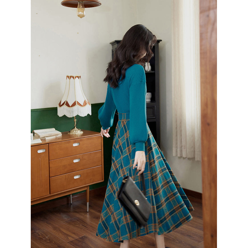 孔雀青の格子柄レトロスカートとニットセーター