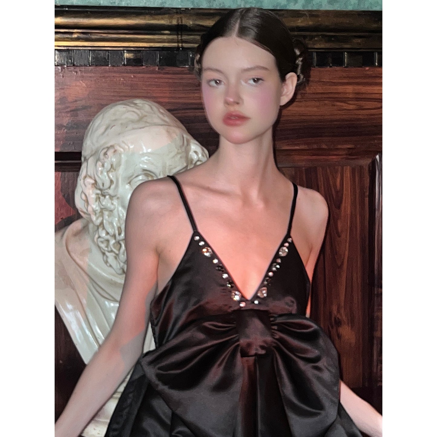 漆黒の宝石とリボンストラップワンピース