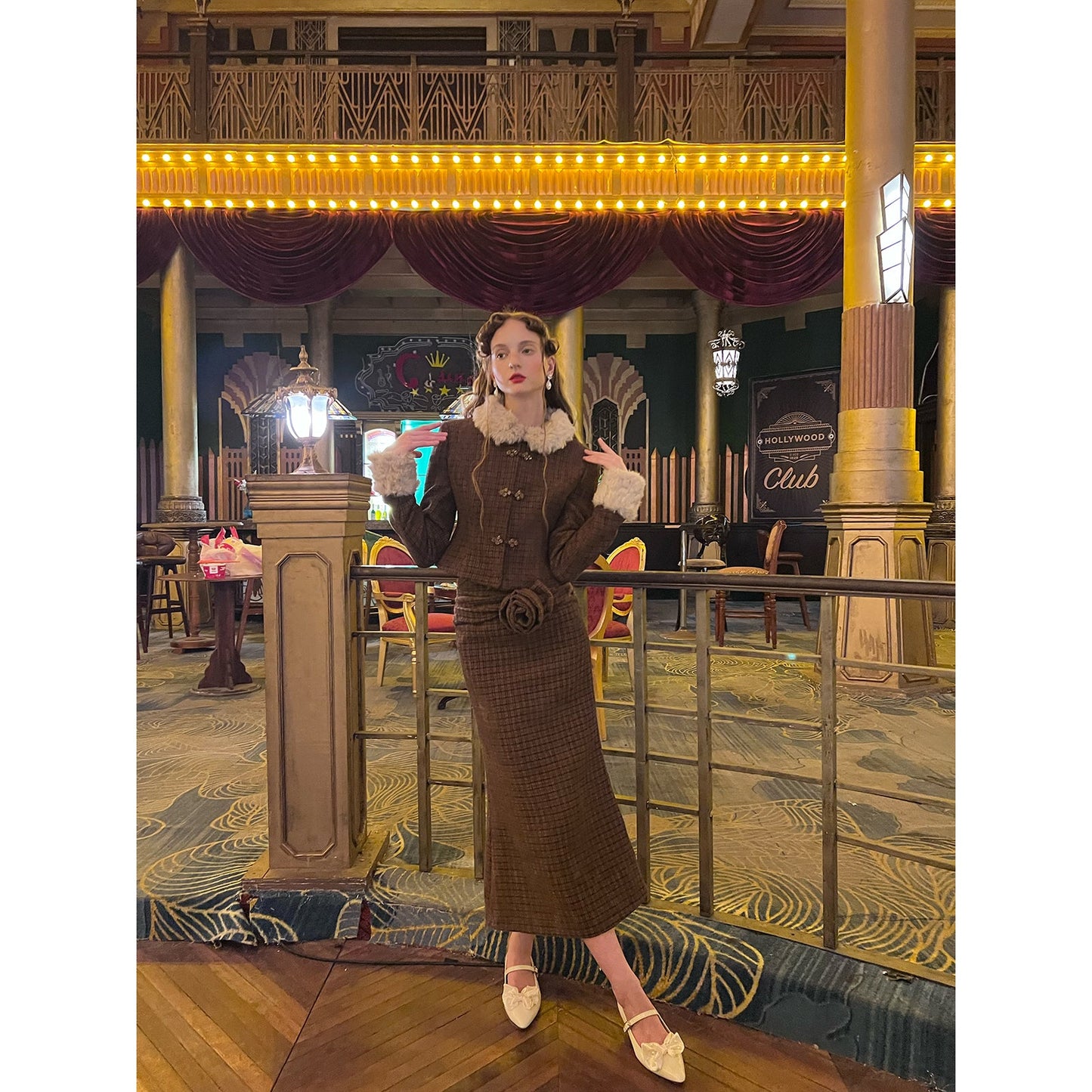 焦茶格子柄ショートジャケットとマーメイドスカート