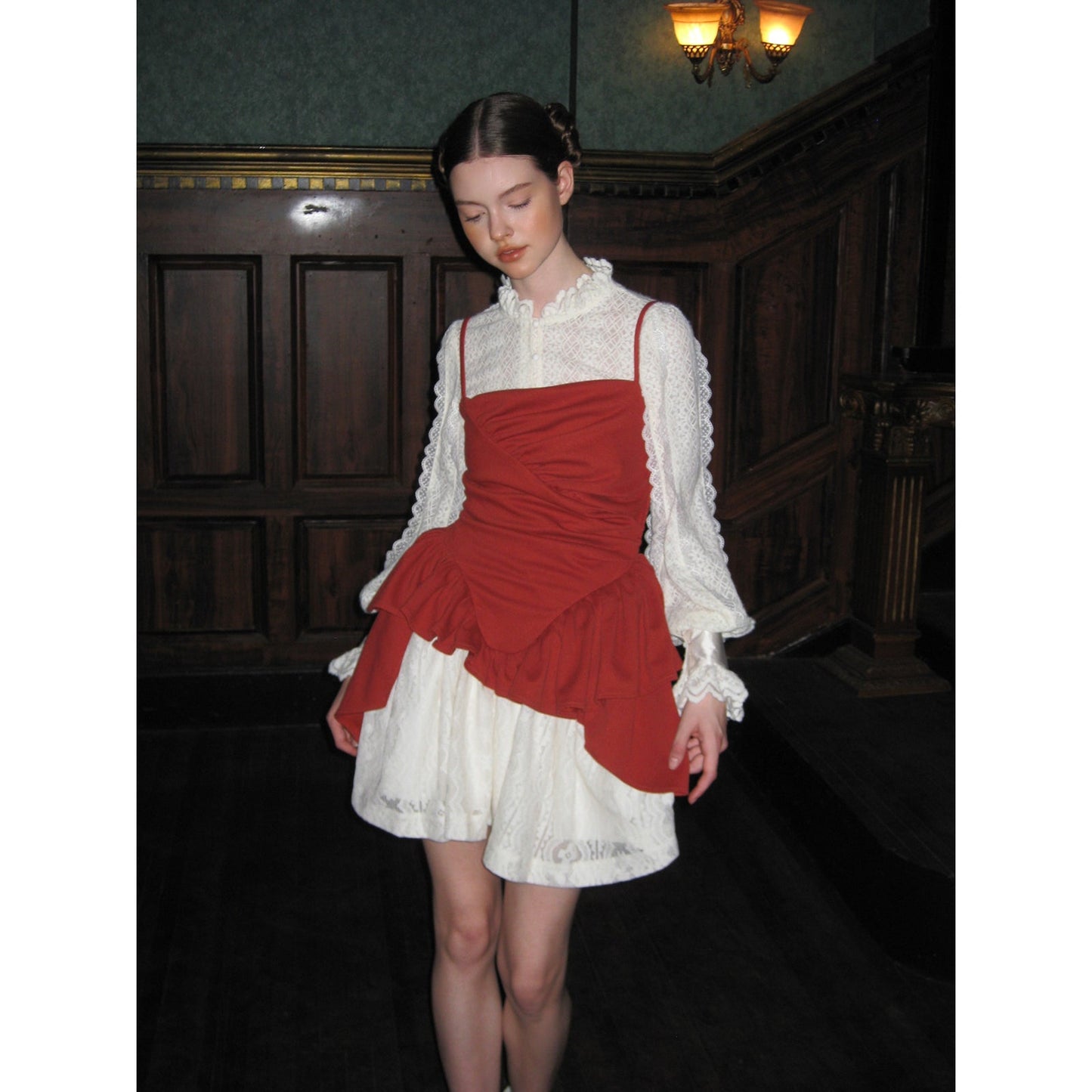 深紅のお嬢様の花柄ストラップワンピース