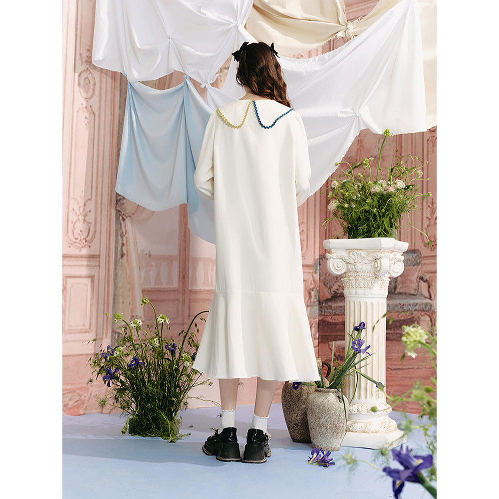 積み上げられたフランス小説とアイリスのある花瓶ワンピース