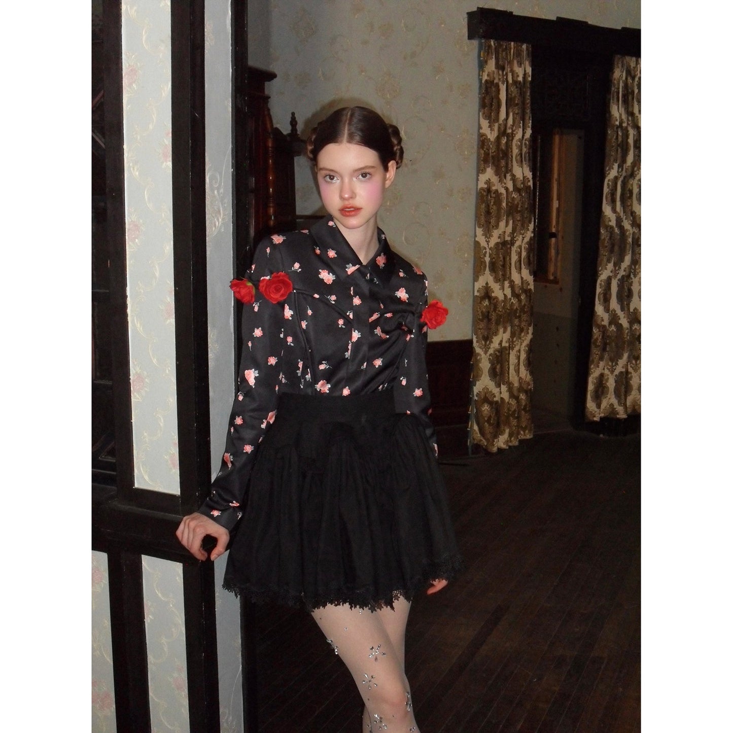 薄紅の薔薇柄トップスとロングスカート