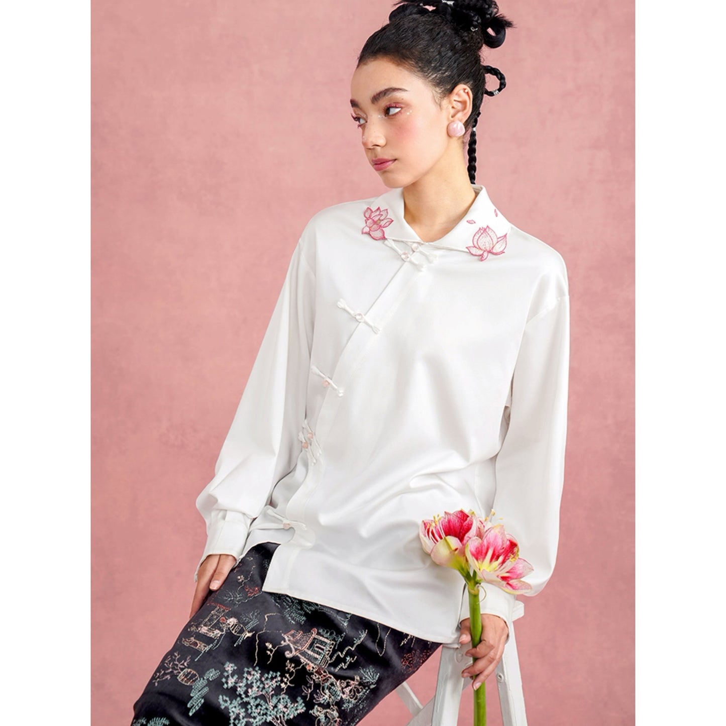 蓮の花の刺繍チャイナブラウス