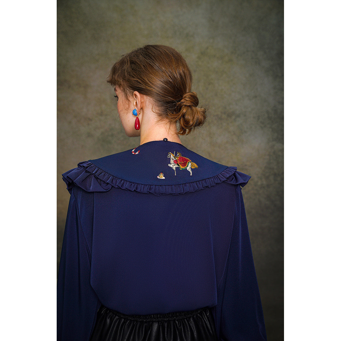 くるみ割り人形の刺繍ケープレットブラウス