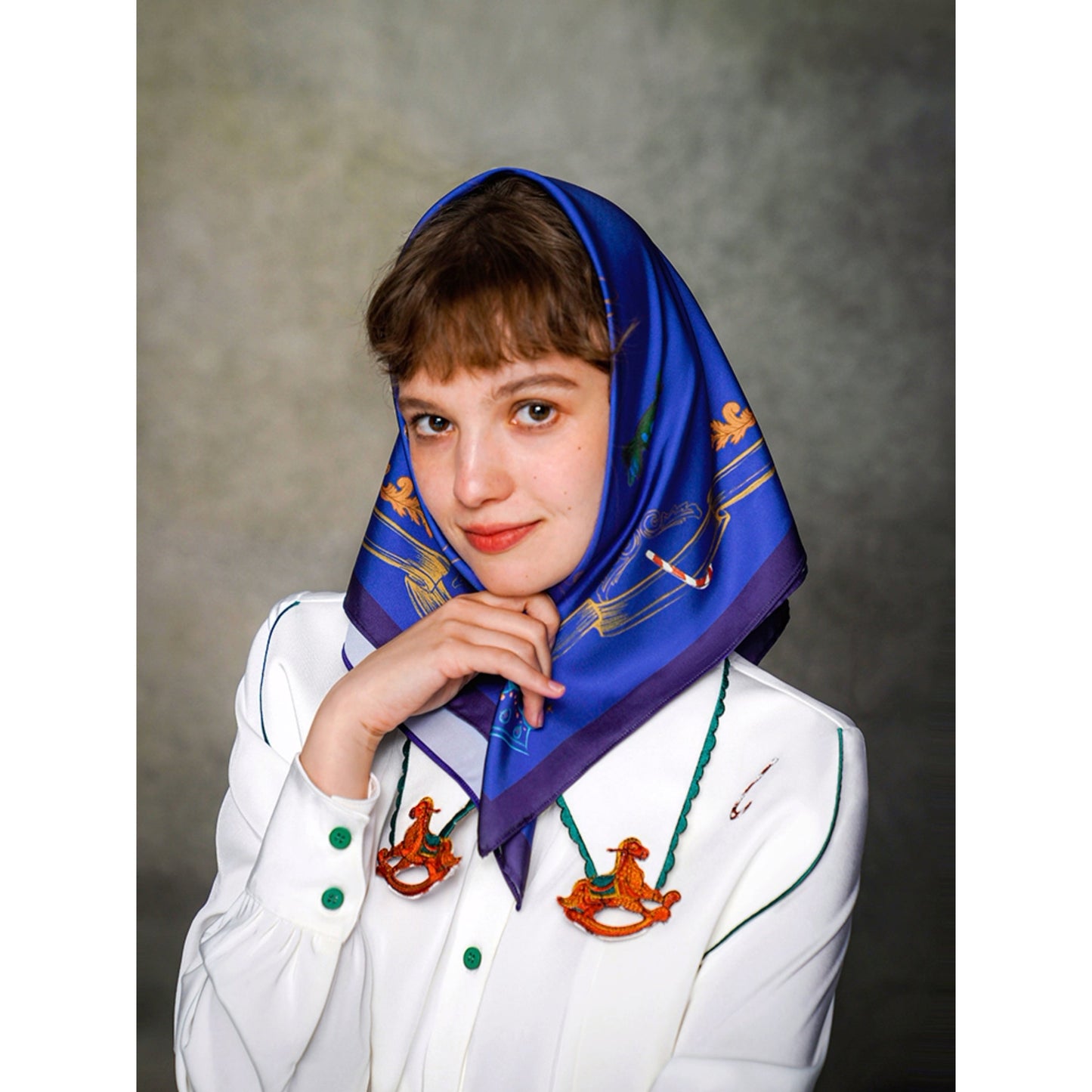 くるみ割り人形の刺繍ブラウス