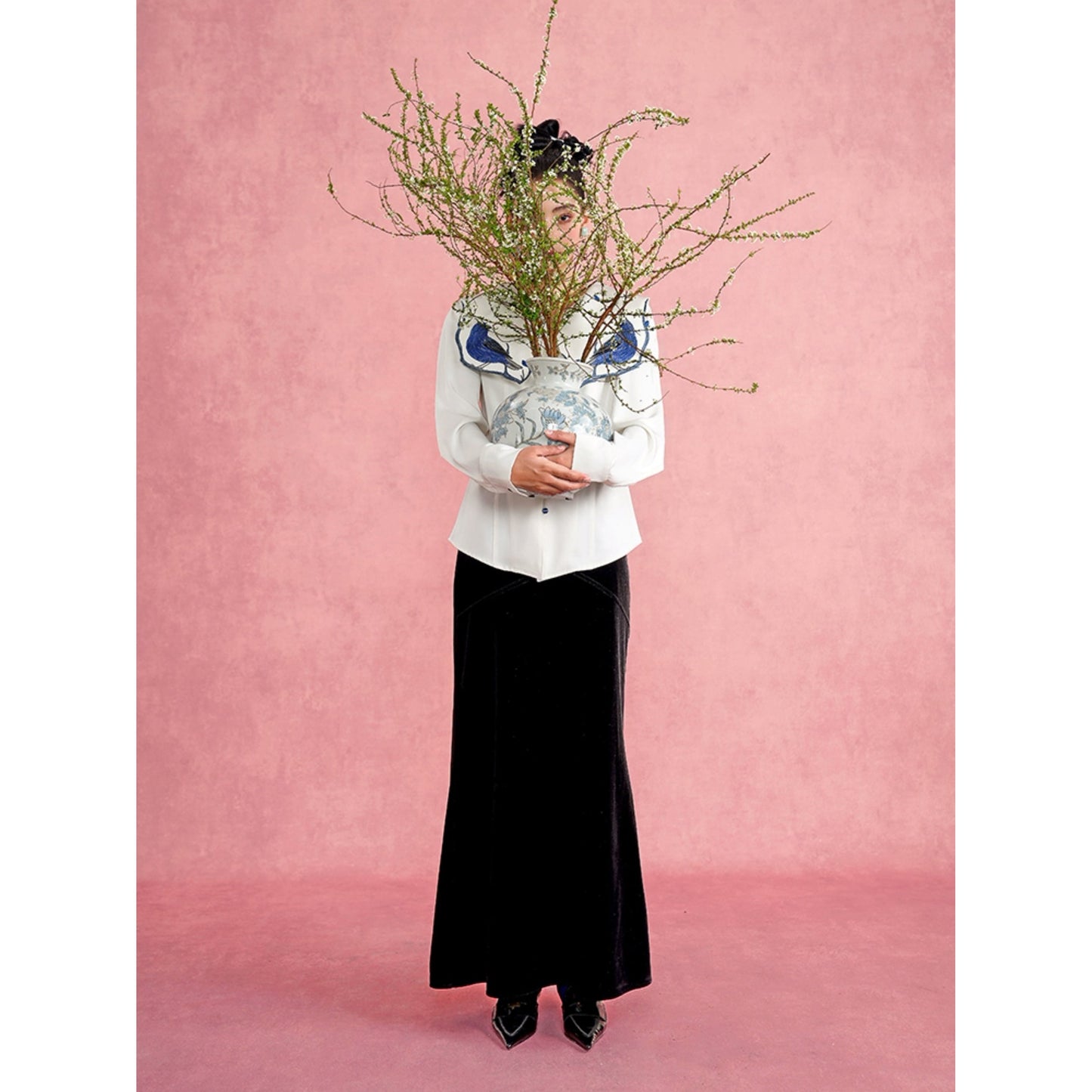 青い小鳥の刺繍ブラウス