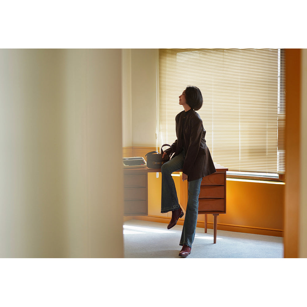 青藍色のフレアスキニーデニムパンツ