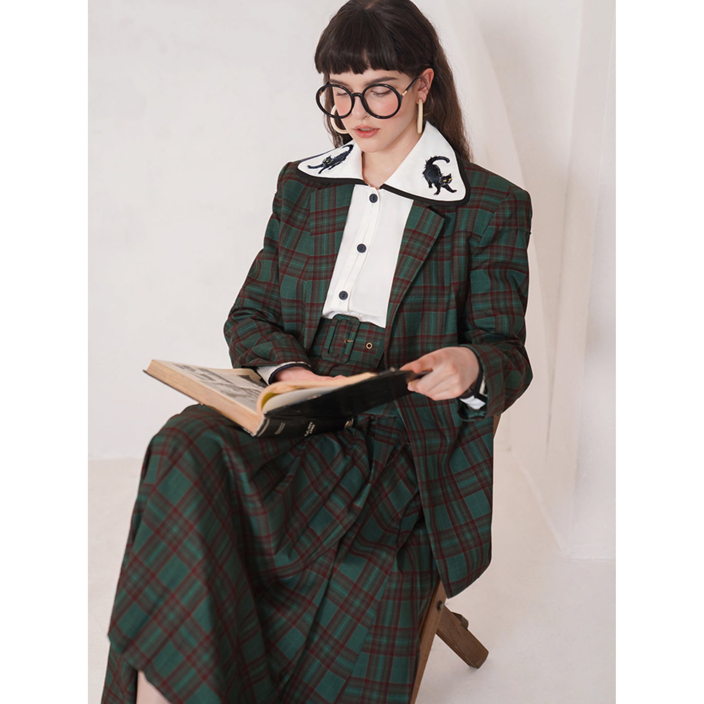 黒猫の刺繍襟ブラウス