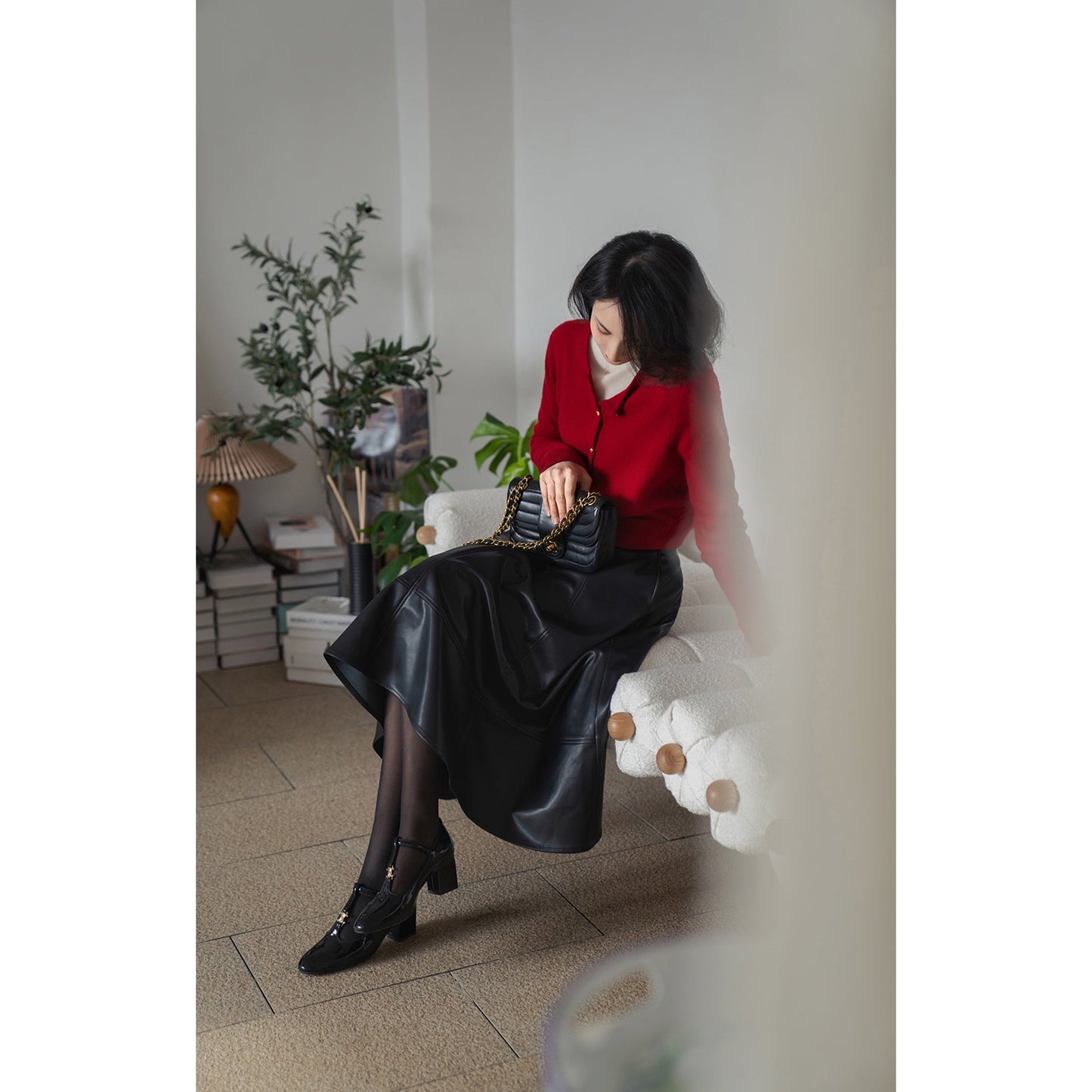 漆黒の貴婦人のハイウエストレザースカート