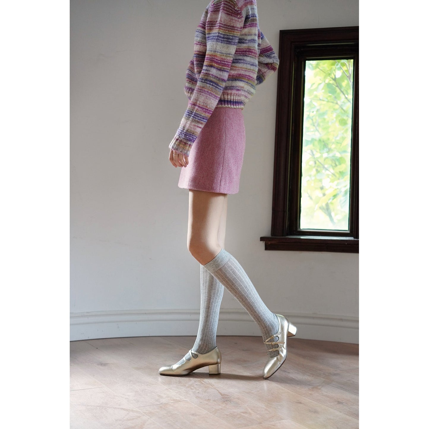 雨上がりの虹色ニットセーターとマフラー