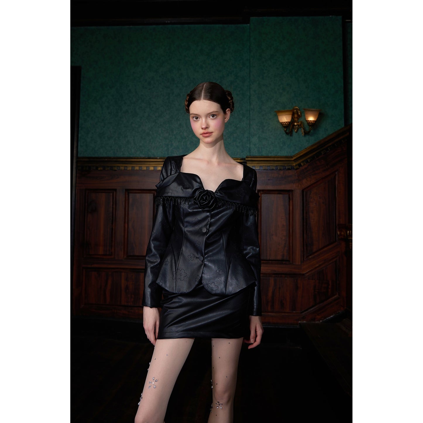 黒薔薇と花模様トップスとショートスカート