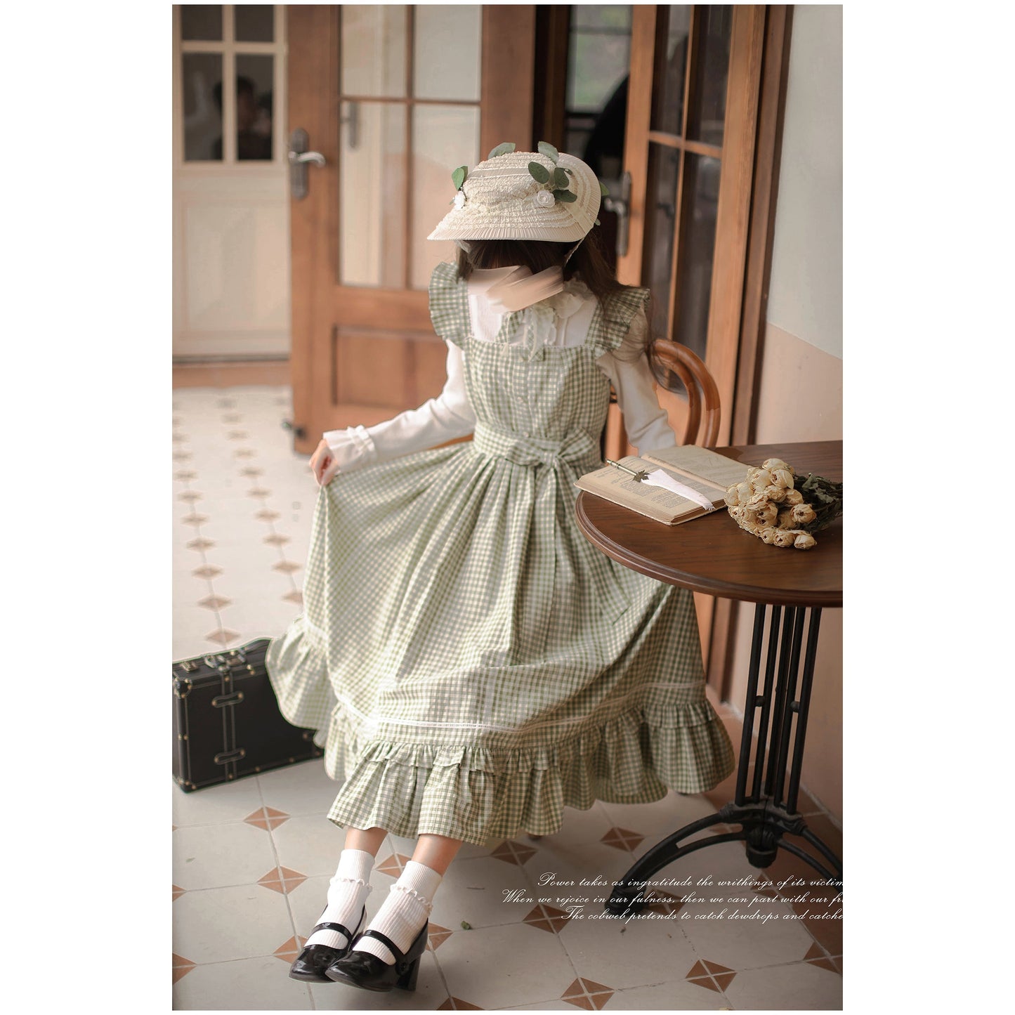 薄緑格子柄のお嬢様ジャンパースカートとブラウス