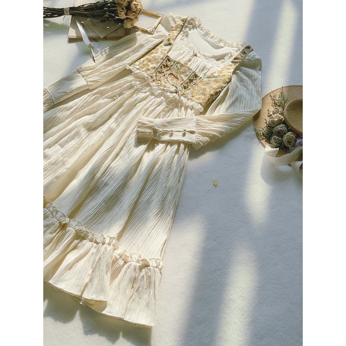 花群集の刺繍コルセットと編み上げワンピース