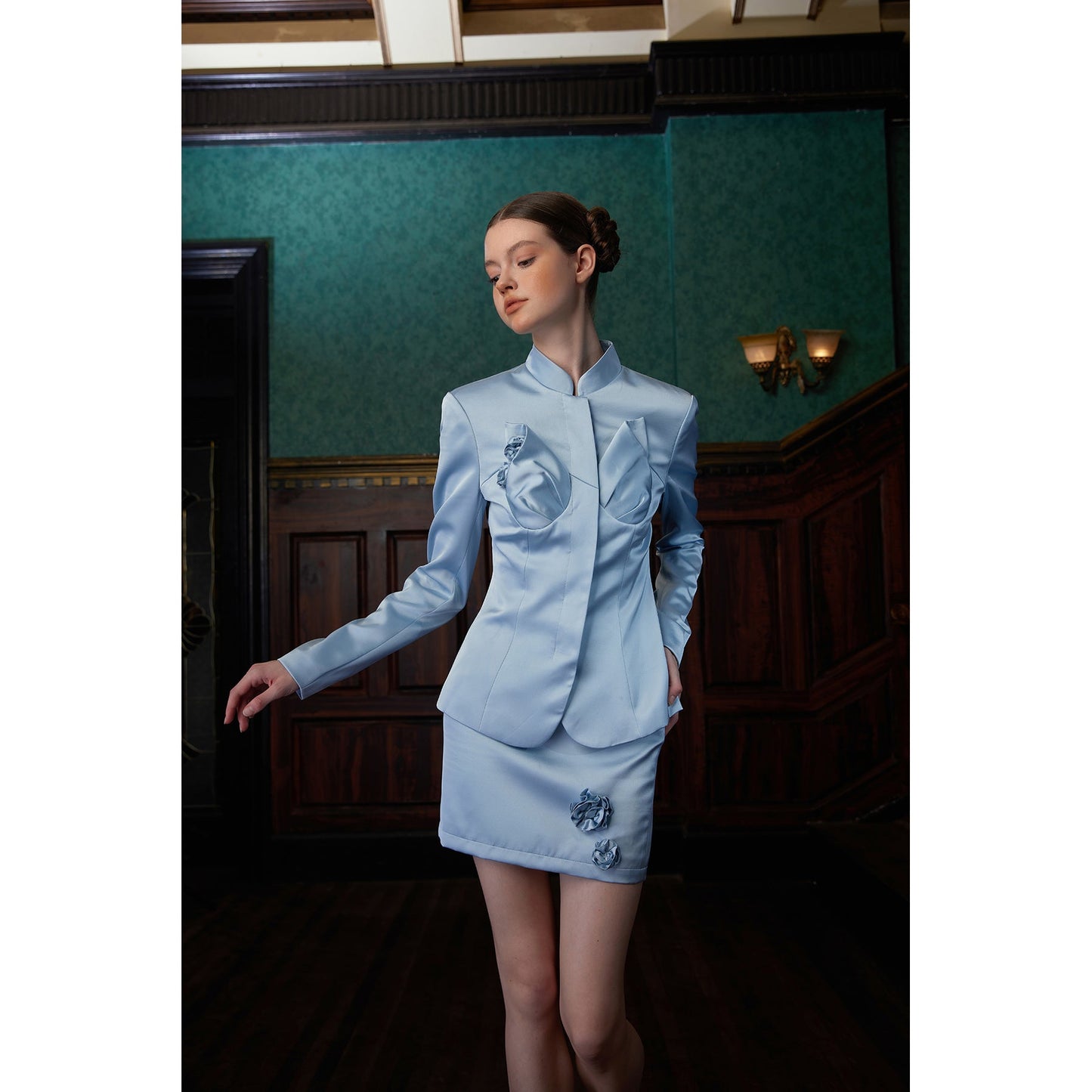 薄花色のお嬢様のハイネックジャケットとショートスカート