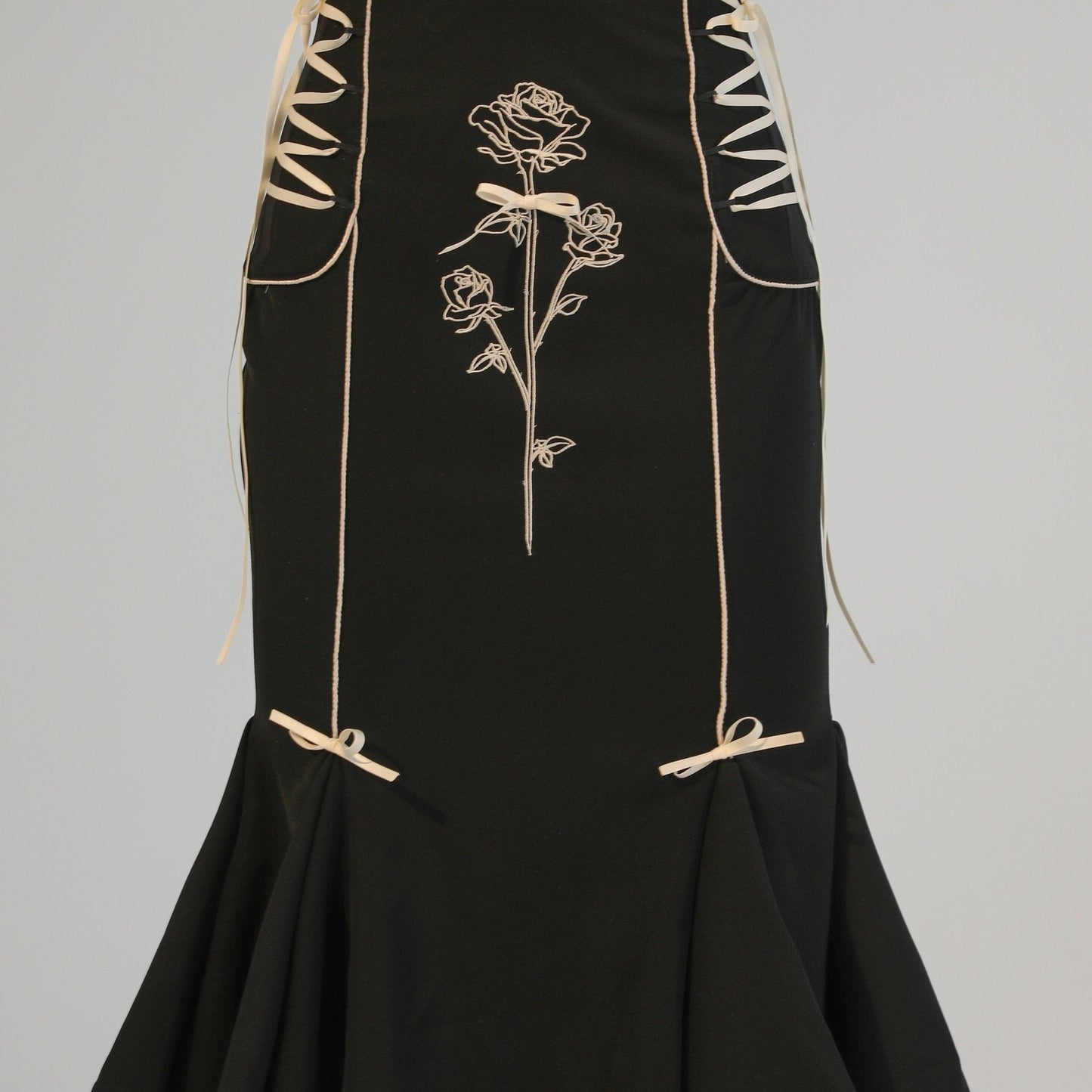 Galaxy rose embroidery black fishtail skirt